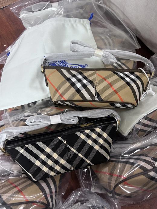 巴宝莉 经典之作系列，以鲜明品牌风格诠释衣橱必备款式小饭盒包(MM) 商品图1