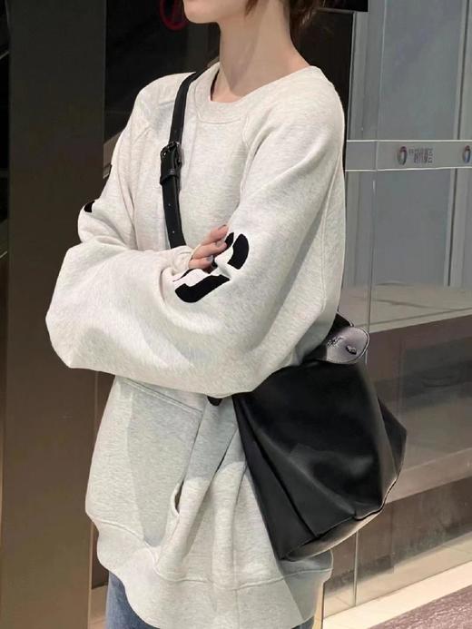 珑骧longchamp70周年限量版 牛皮腋下包  原厂包装（SS） 商品图9