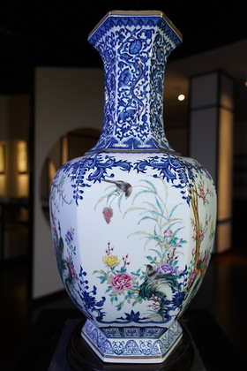 青花加彩花卉六方尊