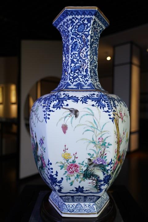 青花加彩花卉六方尊 商品图0