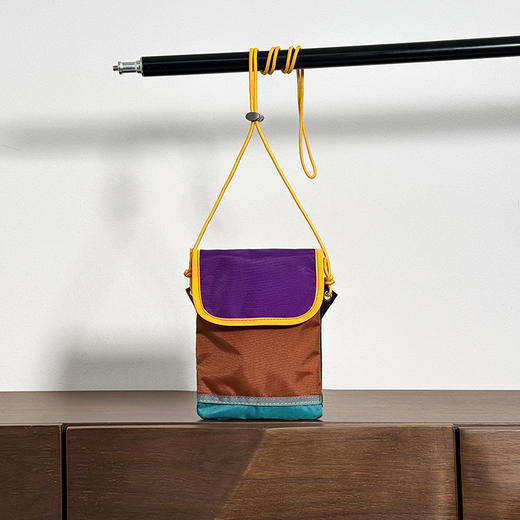 拼色时尚风！2025新款户外多巴胺撞色运动迷你斜挎包手机包！ 商品图4