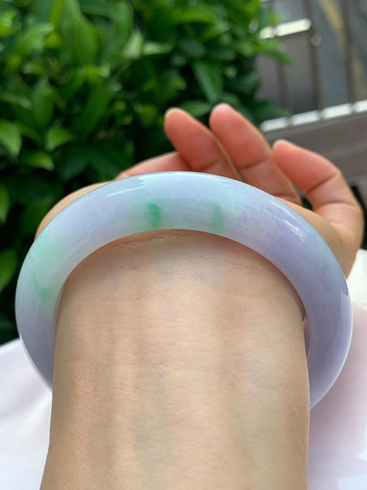 620413，59圈口，细糯化春彩正圈平安镯，紫底飘阳绿花，细腻有水 商品图4