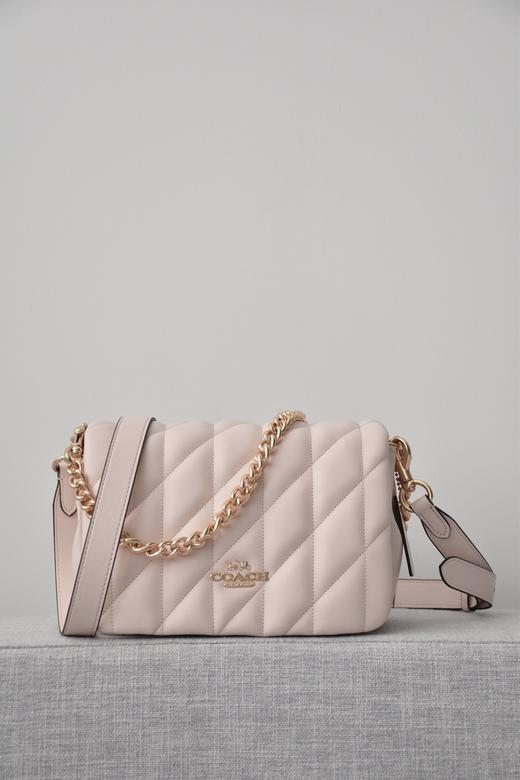 蔻驰的包包设计越发有自己的风格。尤其是今天这款Quinn Bag 链条包（SS) 商品图7