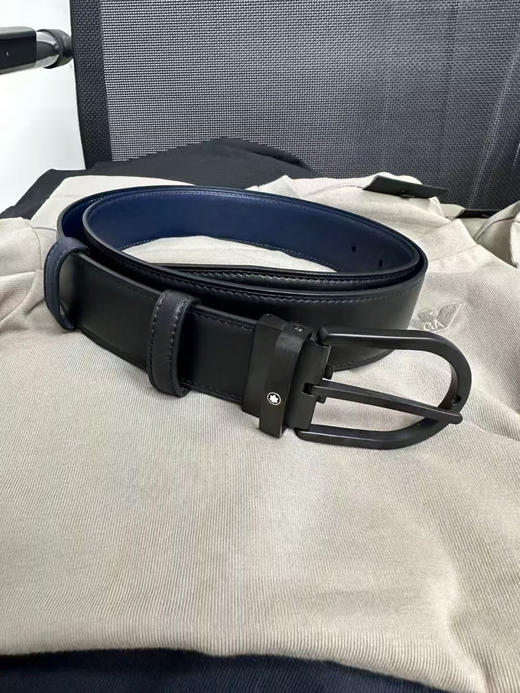 原单正品万宝龙  休闲皮带
3.0宽度  长1.2米   自由裁剪 和专柜唯一的区别是没有原包装 
保真 省两三千
金色 黑色 商品图1