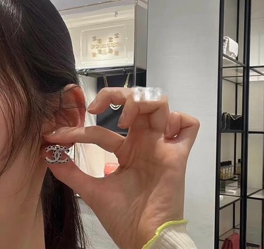 香奈儿 24早秋最新款绝美系列 黑花边白c耳钉 (XTY) 商品图3