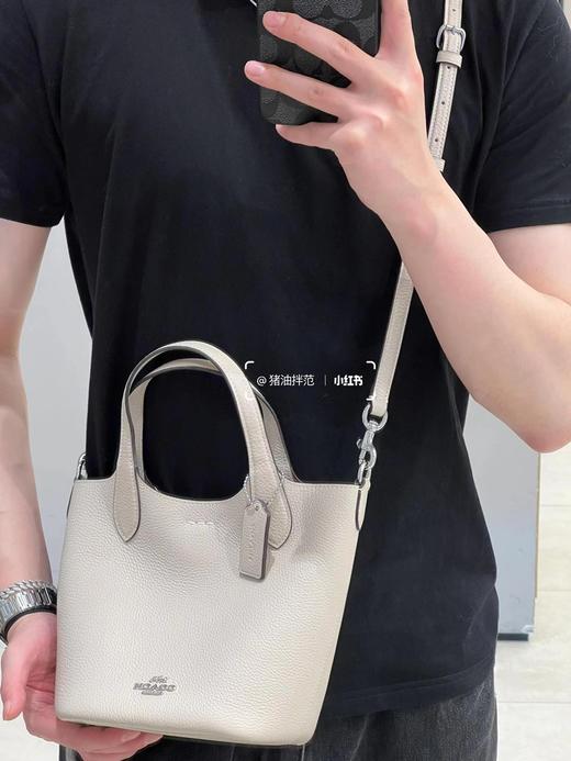 蔻驰   四月新品系列小水桶 手提包 腋下包 单肩包 （SS） 商品图9