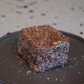 【大众点评门店收藏打卡赠送】澳洲雷明顿小蛋糕（约45g）-柜台现货