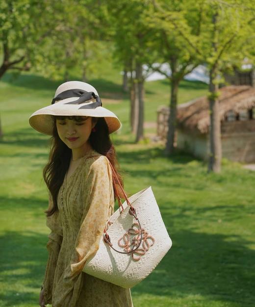 罗意威   爆全网的草编菜篮子 棕榈纤维搭配牛皮革 Anagram Basket 手袋  (MM) 商品图1