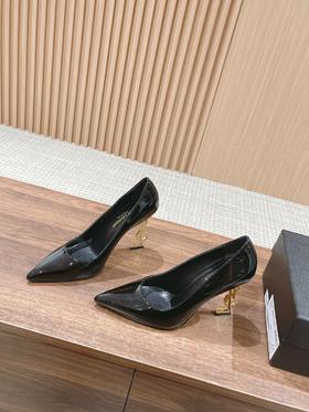 圣罗兰 经典系列字母金属跟漆皮高跟鞋（DBG）