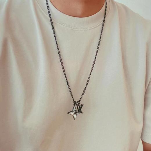 爆品推荐 驴家 字母logo花蕊项链 男女同款 （XTY） 商品图1