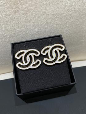 香奈儿 漫画镂空C耳钉白色（XTY）