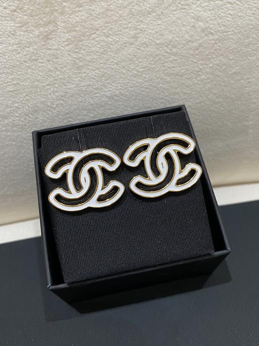 香奈儿 漫画镂空C耳钉白色（XTY） 商品图0