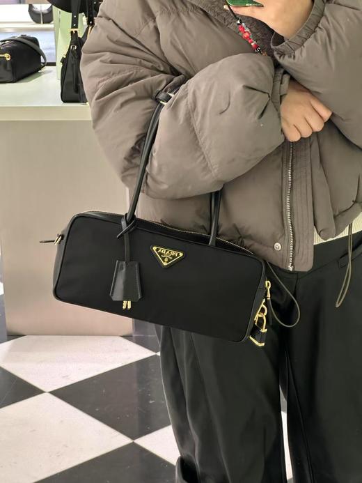 普拉达 25春季款 尼龙枕头腋下包  侧面带挂锁的，可以锁住拉牌 用钥匙才能打开(MM) 商品图13