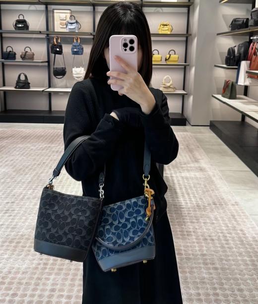 蔻驰/新款品丹宁系列  水桶斜挎手提包（SS） 商品图3