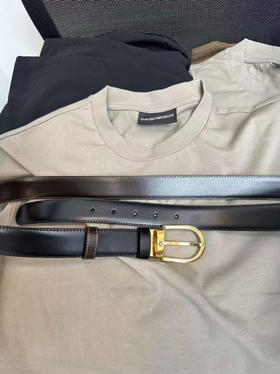 原单正品万宝龙  休闲皮带
3.0宽度  长1.2米   自由裁剪 和专柜唯一的区别是没有原包装 
保真 省两三千
金色 黑色