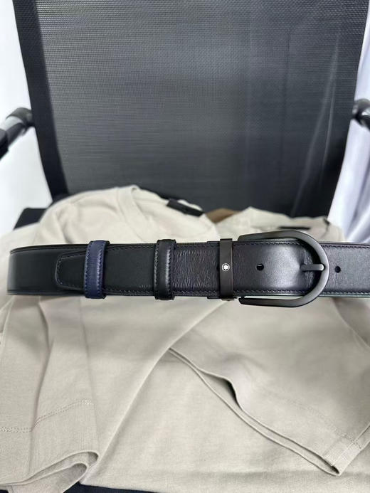 原单正品万宝龙  休闲皮带
3.0宽度  长1.2米   自由裁剪 和专柜唯一的区别是没有原包装 
保真 省两三千
金色 黑色 商品图4