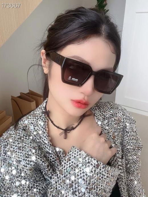 缪缪 开春新品 大方框墨镜 独立字母嵌钻 SMU07S （JH） 商品图1