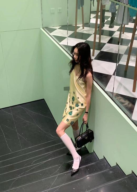 普拉达 25春季款 尼龙枕头腋下包  侧面带挂锁的，可以锁住拉牌 用钥匙才能打开(MM) 商品图7