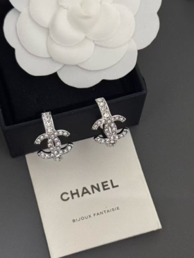 香奈儿 最新款白金cc圆形钻耳钉 （XTY）