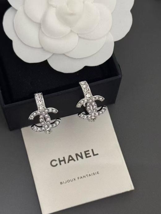 香奈儿 最新款白金cc圆形钻耳钉 （XTY） 商品图0