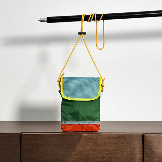 拼色时尚风！2025新款户外多巴胺撞色运动迷你斜挎包手机包！ 商品图5