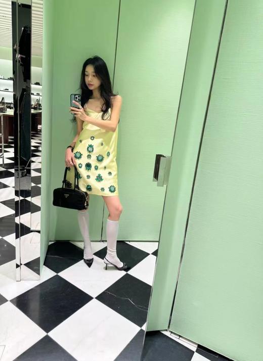 普拉达 25春季款 尼龙枕头腋下包  侧面带挂锁的，可以锁住拉牌 用钥匙才能打开(MM) 商品图5