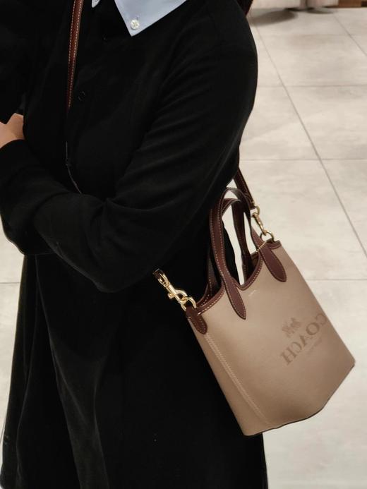 蔻驰   四月新品系列小水桶 手提包 腋下包 单肩包 （SS） 商品图4