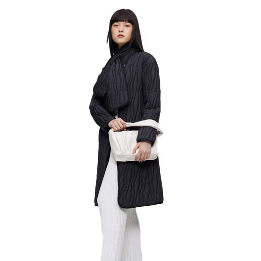 波司登 女V领轻薄绗线羽绒长外套羽绒服 B20134782 商品图4