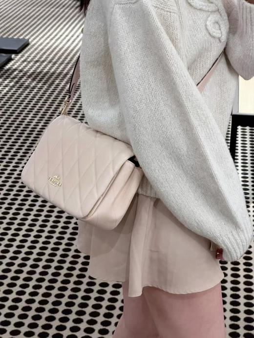 蔻驰的包包设计越发有自己的风格。尤其是今天这款Quinn Bag 链条包（SS) 商品图10