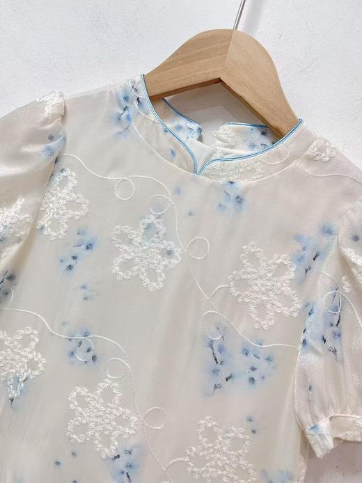 【孩提精灵】蓝色旗袍风刺绣花朵童连衣裙-喜出 商品图3