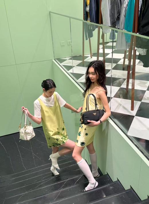 普拉达 25春季款 尼龙枕头腋下包  侧面带挂锁的，可以锁住拉牌 用钥匙才能打开(MM) 商品图9