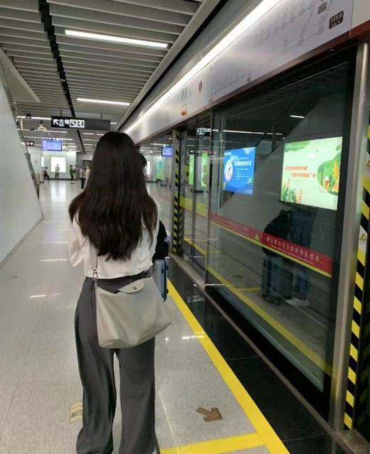 珑骧longchamp70周年限量版 牛皮腋下包  原厂包装（SS） 商品图7