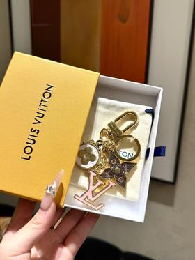 驴家 Spring Street 包饰与钥匙扣选用 Monogram 帆布与金属件等多元材质（XTY）