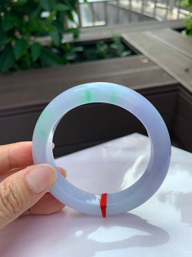 620413，59圈口，细糯化春彩正圈平安镯，紫底飘阳绿花，细腻有水