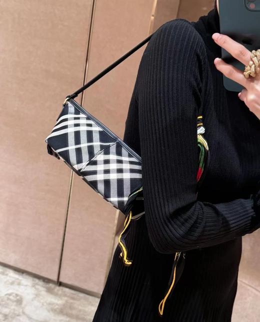 巴宝莉 经典之作系列，以鲜明品牌风格诠释衣橱必备款式小饭盒包(MM) 商品图10