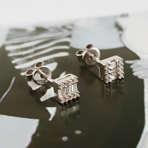 【天然正品】AU750白金时尚设计方款排镶钻石耳钉220625NJM15 现售价：1380（特价） 商品图4