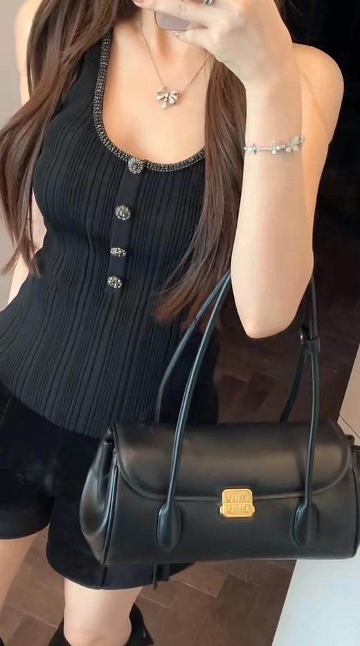 缪缪 2024 秋冬系列全新登场！新款方形锁扣翻盖包（LZ) 商品图6