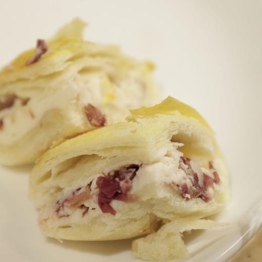 云南特色美食  玫瑰鲜花饼&奶酪鲜花饼&奶酪柠檬酥&原味肉松酥&凤梨酥【任意2盒包邮】 商品图0