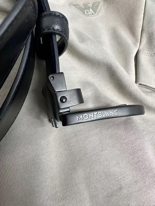 原单正品万宝龙  休闲皮带
3.0宽度  长1.2米   自由裁剪 和专柜唯一的区别是没有原包装 
保真 省两三千
金色 黑色 商品图6