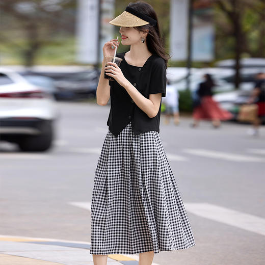 【专属特价】熙世界夏日出游穿搭套装女夏季开叉短袖T恤a字格纹半身裙子两件套 商品图4