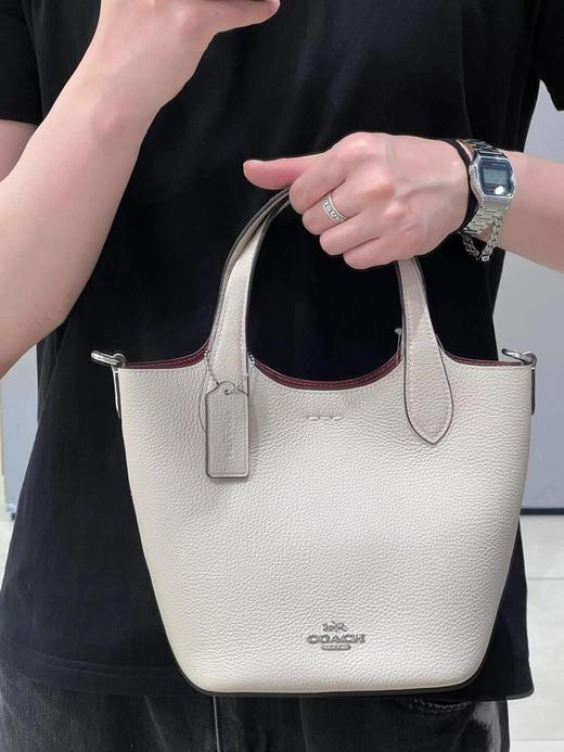 蔻驰   四月新品系列小水桶 手提包 腋下包 单肩包 （SS） 商品图6