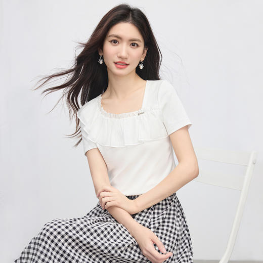 【07/30新品6.5折】熙世界荷叶边斜领白色t恤女短袖2025夏季新款时尚设计感正肩上衣 商品图1