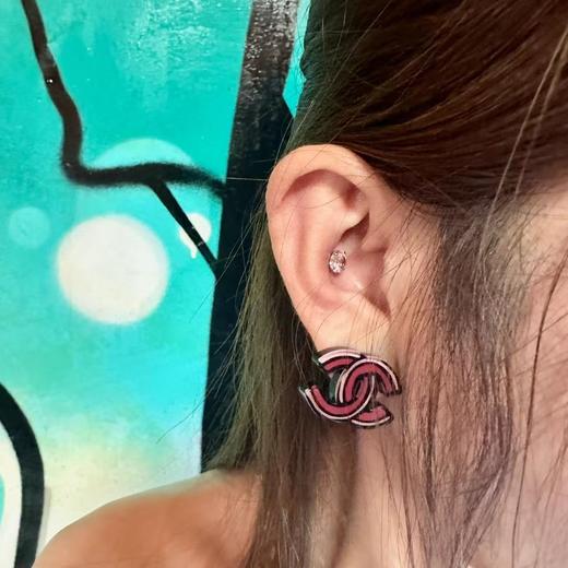 香奈儿 漫画亚克力双C大耳钉（XJ） 商品图4