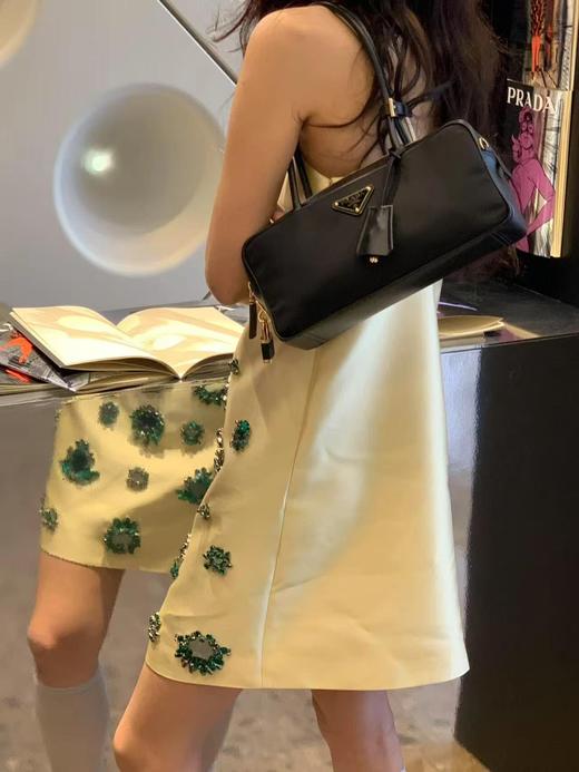 普拉达 25春季款 尼龙枕头腋下包  侧面带挂锁的，可以锁住拉牌 用钥匙才能打开(MM) 商品图8