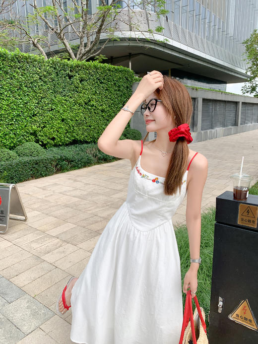 【折后再享2件88折】微信粉丝打折价！！刺绣吊带连衣裙 日常229.99/件 立减90 秒杀139.99/件！！ 商品图6