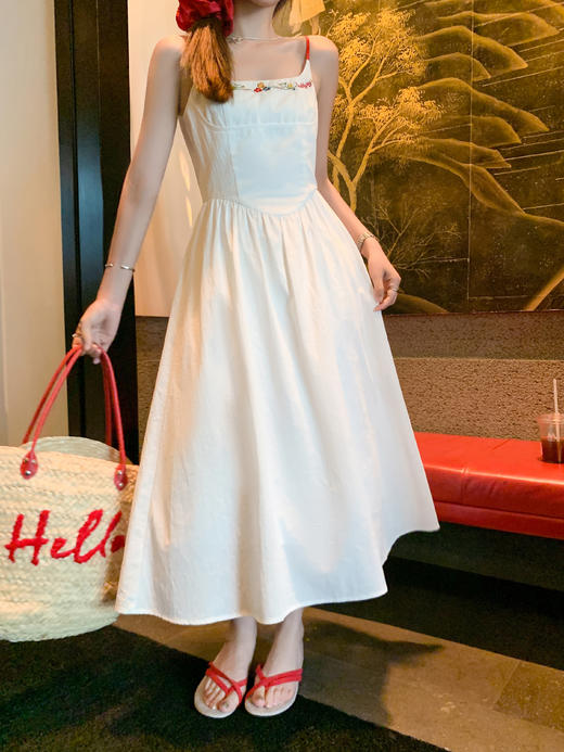 【折后再享2件88折】微信粉丝打折价！！刺绣吊带连衣裙 日常229.99/件 立减90 秒杀139.99/件！！ 商品图8