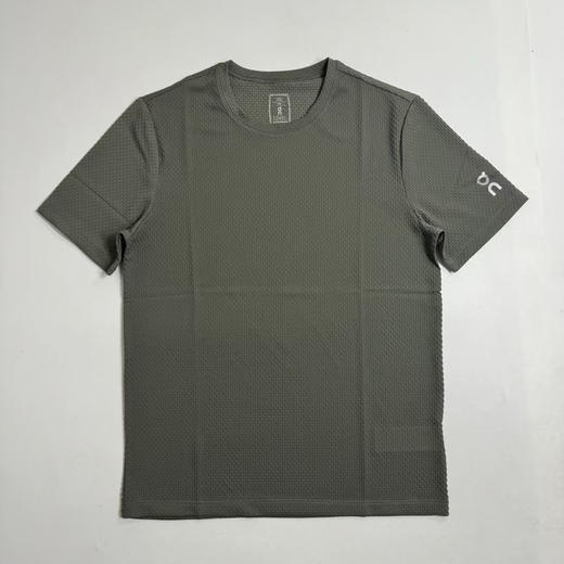 原单正品昂跑新款短袖体恤

特殊纹理的短袖，科技面料，

高弹，凉感有垂感，透气还速干，

手感细腻柔软，非常舒适，

灰色/黑色/绿色 

S-XXL，越南产 商品图4