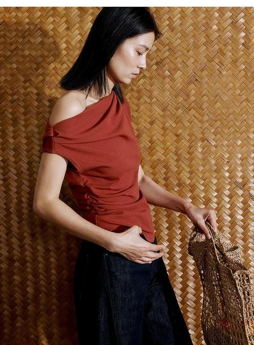 【高品质私服】【ZZ斜肩石榴花红T恤】舒弹坑条针织面料，展现优雅的身材比例，提亮肤色G1468-CC【无标出货 介意慎拍】 商品图3