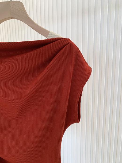 【高品质私服】【ZZ斜肩石榴花红T恤】舒弹坑条针织面料，展现优雅的身材比例，提亮肤色G1468-CC【无标出货 介意慎拍】 商品图12