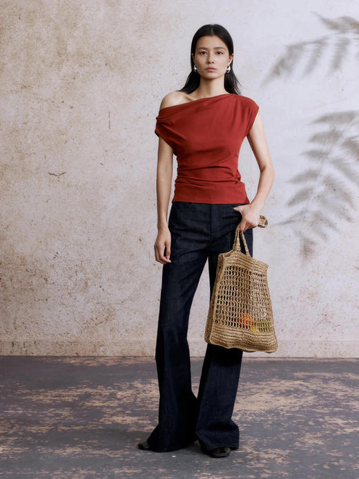 【高品质私服】【ZZ斜肩石榴花红T恤】舒弹坑条针织面料，展现优雅的身材比例，提亮肤色G1468-CC【无标出货 介意慎拍】 商品图4